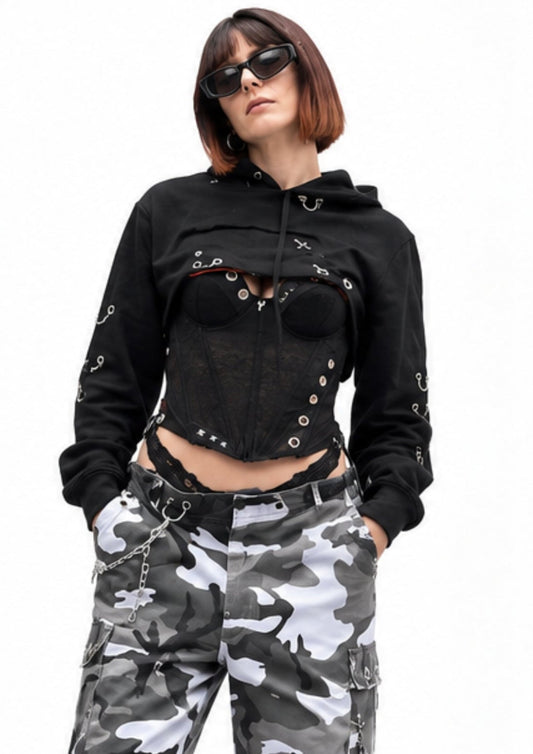 zwarte bolero hoodie met eyelets en veiligheidsspelden