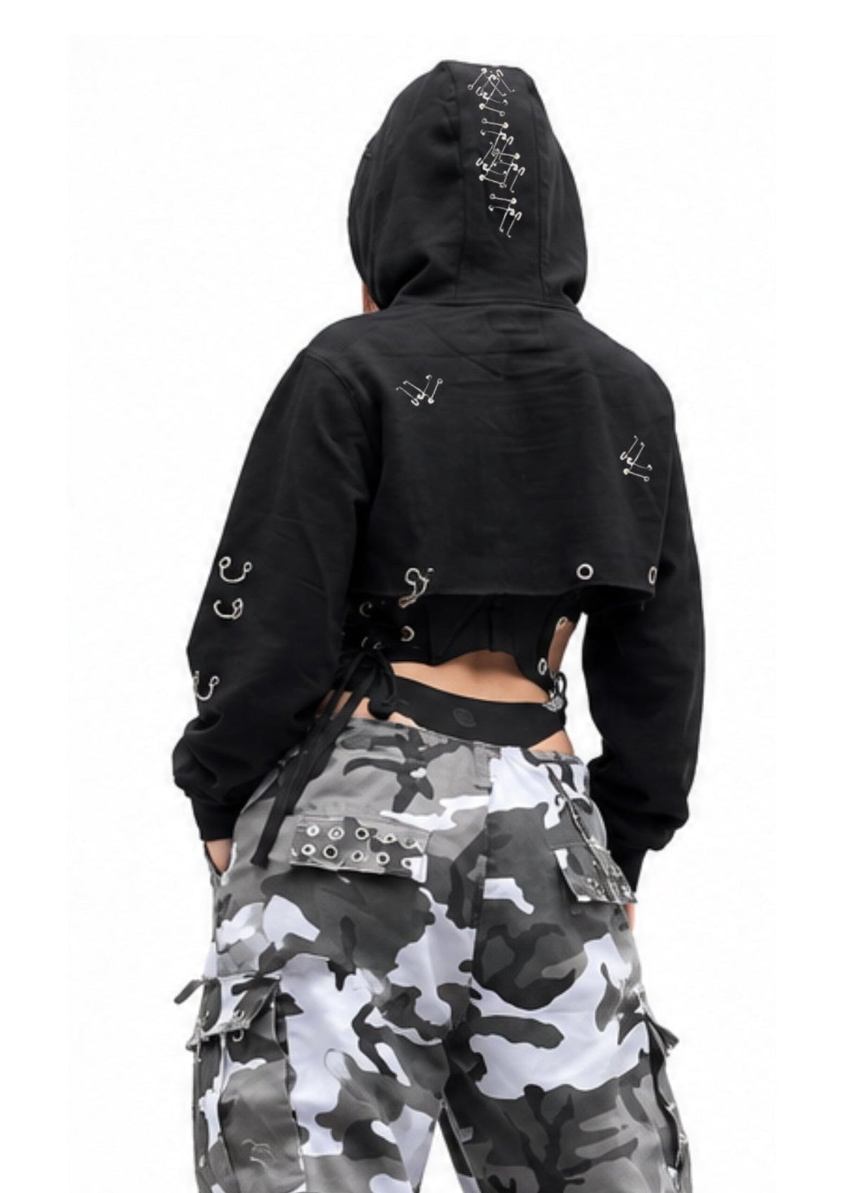 zwarte bolero hoodie met eyelets en veiligheidsspelden