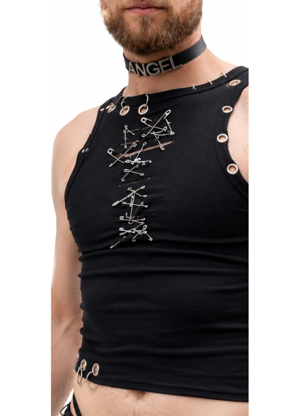 zwarte singlet met eyelets en veiligheidsspelden